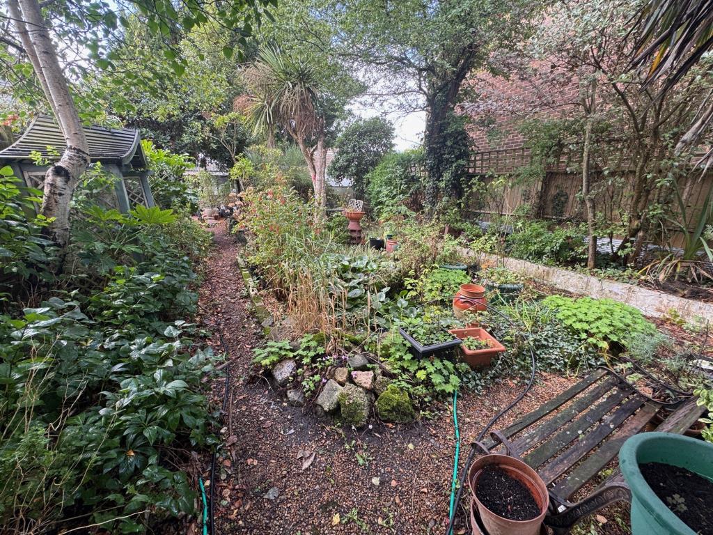 Lot: 68 - FOUR-BEDROOM HOUSE FOR TOTAL REFURBISHMENT OVERLOOKING THE RYPE - Garden